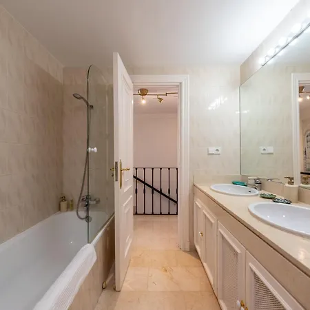 Апартаменти Stylish Luxury In Nueva Andalucia *