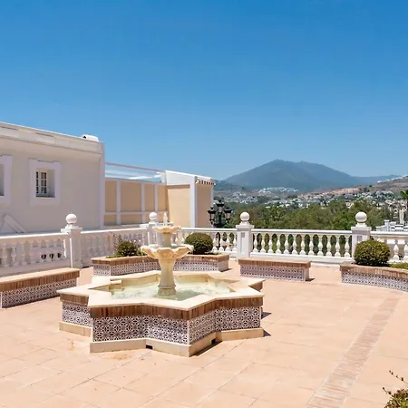 Stylish Luxury In Nueva Andalucia Апартаменти *